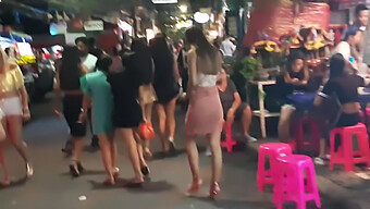 Eine Verlockende Zusammenstellung Von Thailändischen Schönheiten Auf Pattayas Berühmter Walking Street