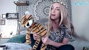 A Camgirl De Seios Pequenos Carol Baskin Faz Um Boquete Selvagem Para Joe Exotic Na Paródia De Tiger King