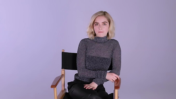 Kiernan Shipka Dalam Cabaran Masturbasi Solo Yang Bermain-Main