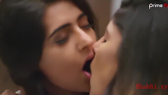 Scène Lesbienne Passionnée De L'Actrice Indienne Shiny Dixit Dans Junoon Et Ishq