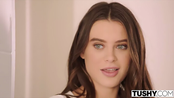 Brunetka Liška Lana Rhodes Si Užívá Anální Creampie S Párem