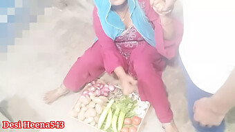 Bhabhi Tertangkap Oleh Vendor Sayur Dalam Dialog Hindi Yang Eksplisit