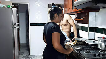 Une Milf Aux Gros Seins Donne Un Plaisir Oral Sensuel Dans La Cuisine