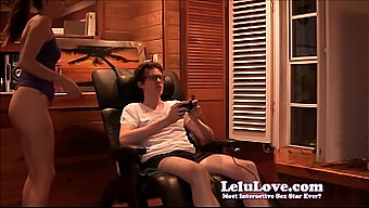 Sessão De Webcam De Lelu Love Com Seu Namorado Entusiasta De Jogos