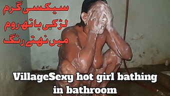 Hot Pakistansk Jente Blir Våt Og Vill På Badet