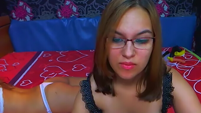 Nanas Bisexuelles S'Engagent Dans Un Fisting Lesbien Pour Les Téléspectateurs De La Webcam