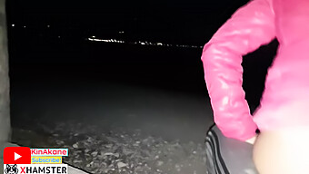 Un Incontro Casuale Su Una Spiaggia Porta A Un Incontro Bollente Con Una Giovane Ragazza, Tra Cui Un Pompino Sensuale E Sesso All'Aperto, Il Tutto Ripreso Dalla Telecamera