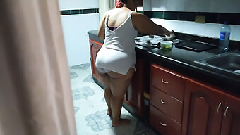 A Mãe De Um Amigo Maduro Me Pega Me Dando Prazer Na Cozinha