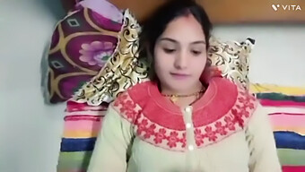 Une Femme Au Foyer Indienne Bisexuelle Profite D'Une Intense Chevauchée En Cowgirl Avec Son Demi-Frère