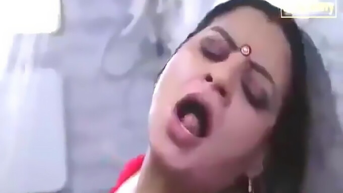 Dogging Fun With Indian Aunty In Sex Video