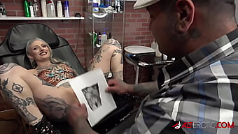 Une Beauté Tatouée Et Petite Donne Du Plaisir Oral Après Avoir Reçu Un Nouveau Tatouage