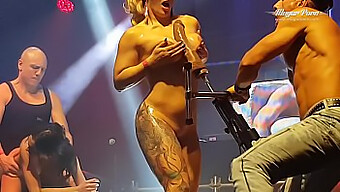 Wilder Und Erotischer Spaß Auf Einem Tattoo-Festival